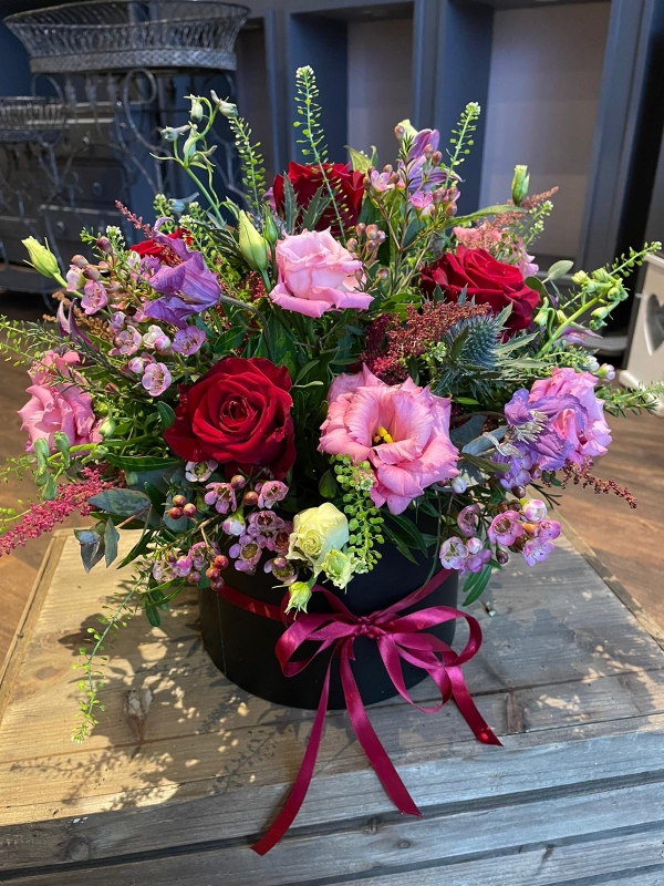 Signature flowers arranged in a luxury hat box